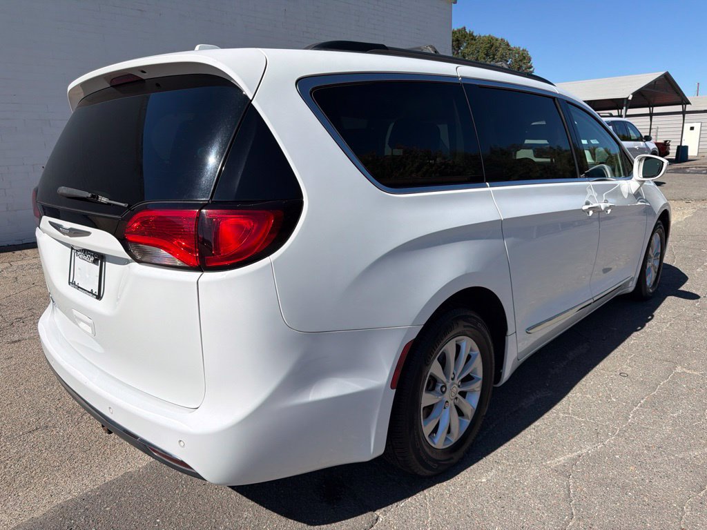 Used 2017 Chrysler Pacifica Touring-L FWD image 2