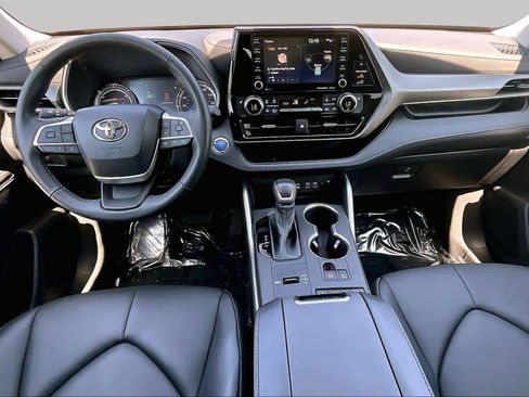 Used 2022 Toyota Highlander XLE AWD/4WD image 15