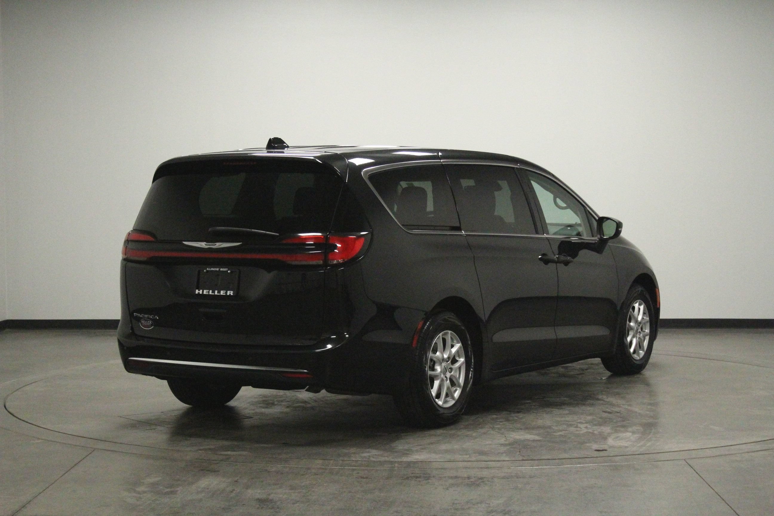 Used 2023 Chrysler Pacifica Touring-L FWD image 8