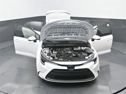 Used 2025 Toyota Corolla LE image 33