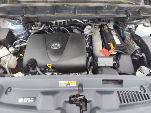 Used 2022 Toyota Highlander LE AWD/4WD image 11