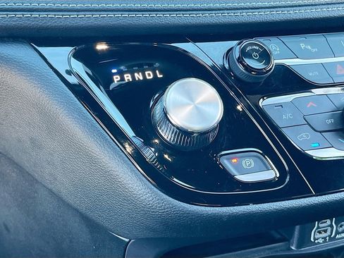 Used 2025 Chrysler Pacifica Select image 14