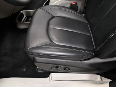 Used 2023 Chrysler Pacifica Touring-L w/ Uconnect Theater Family Group FWD image 7