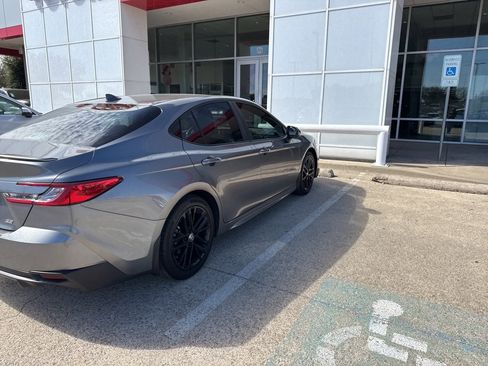 Used 2025 Toyota Camry SE w/ Convenience Package image 4