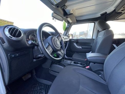 Used 2017 Jeep Wrangler Unlimited Rubicon w/ Connectivity Group image 10