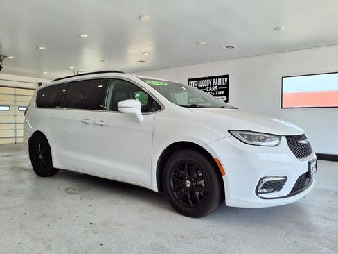 Used 2022 Chrysler Pacifica Touring-L FWD image 16