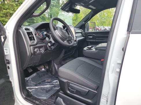 New 2026 RAM 5500 4x4 Crew Cab image 3