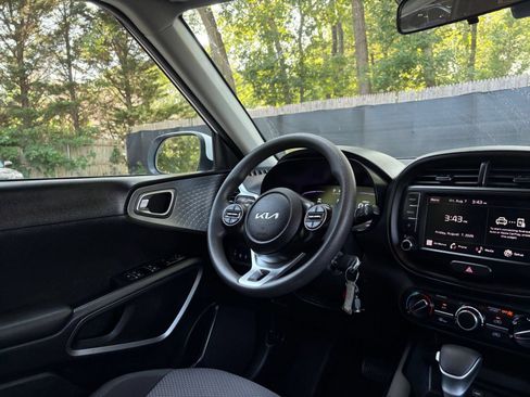Used 2025 Kia Soul LX w/ LX Technology Package FWD image 31