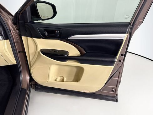 Used 2018 Toyota Highlander Plus FWD image 25