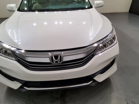 Used 2017 Honda Accord Touring image 11