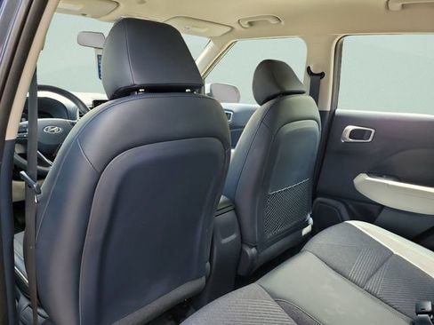 Used 2023 Hyundai Venue Limited FWD image 17