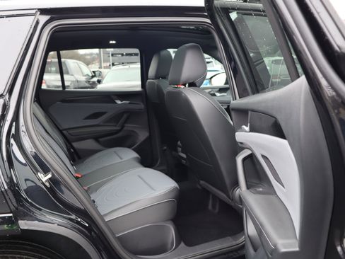 Certified 2025 Volkswagen Tiguan SE R-Line image 32