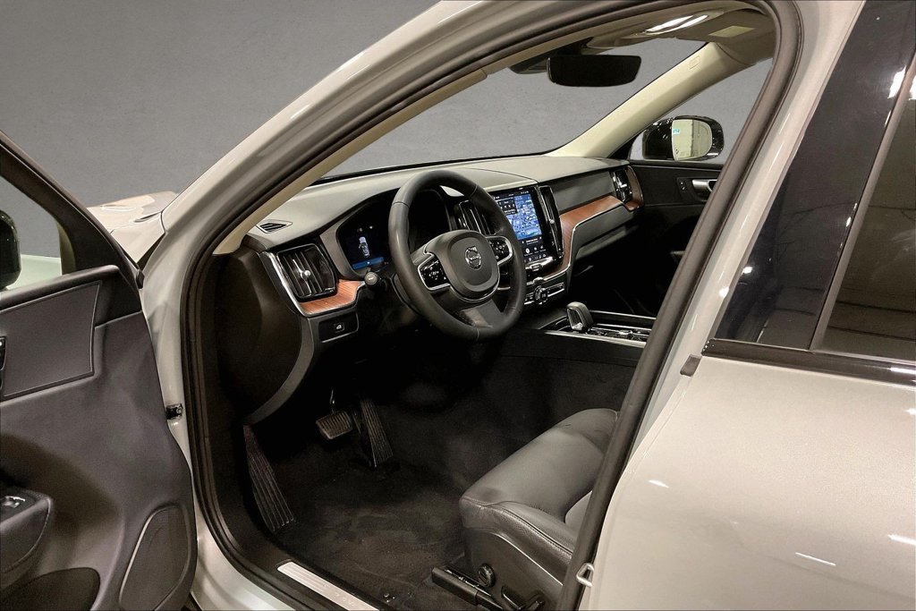 Certified 2024 Volvo XC60 B5 Plus w/ Climate Package AWD/4WD image 18