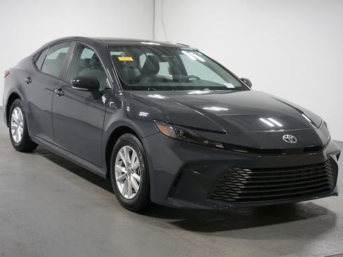 Used 2025 Toyota Camry LE image 3