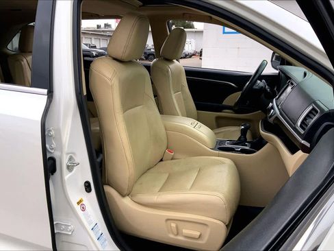Used 2015 Toyota Highlander Limited image 8