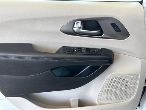 Used 2020 Chrysler Pacifica Touring-L FWD image 21