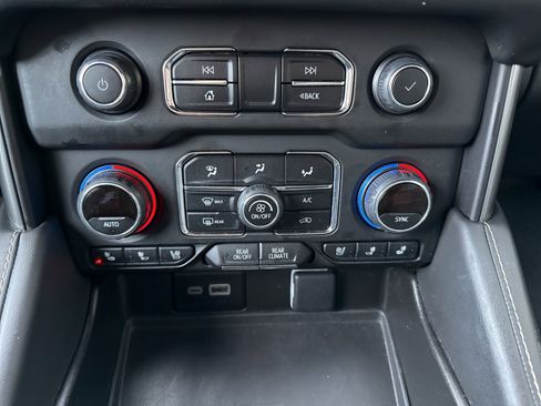 Used 2023 Chevrolet Suburban Premier image 28