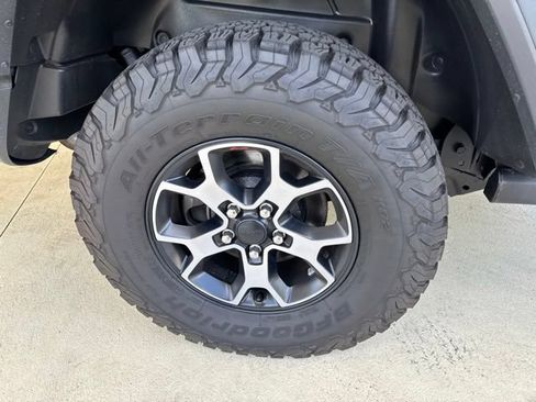 Used 2019 Jeep Wrangler Unlimited Rubicon w/ Dual Top Group AWD/4WD image 37