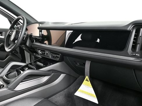Certified 2026 Porsche Cayenne AWD/4WD image 24