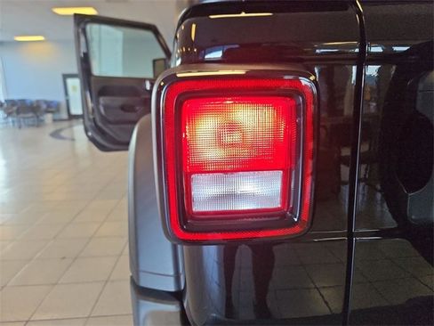 Used 2022 Jeep Wrangler Unlimited Sport image 28