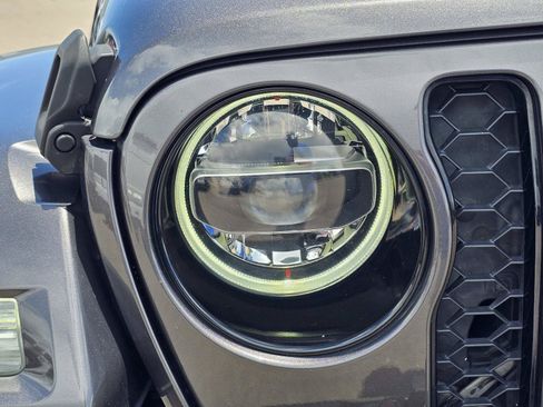 Used 2021 Jeep Gladiator Overland AWD/4WD image 4