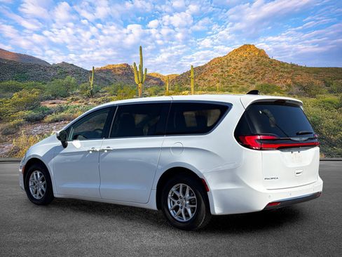 Used 2023 Chrysler Pacifica Touring-L FWD image 9