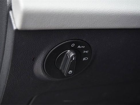 Certified 2022 Volkswagen Taos SE w/ Panoramic Sunroof Package image 10