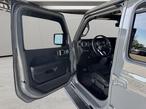 Used 2018 Jeep Wrangler Unlimited Sahara AWD/4WD image 11