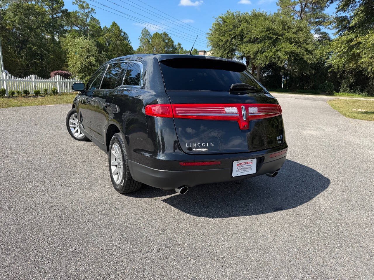 Used 2015 Lincoln MKT AWD image 4