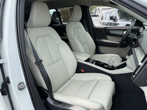Used 2023 Volvo XC40 B4 Plus w/ Climate Package FWD image 34
