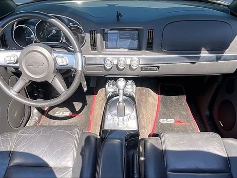 Used 2004 Chevrolet SSR w/ Preferred Equipment Group RWD image 8