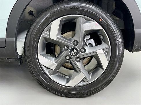Used 2025 Hyundai Venue SEL image 19