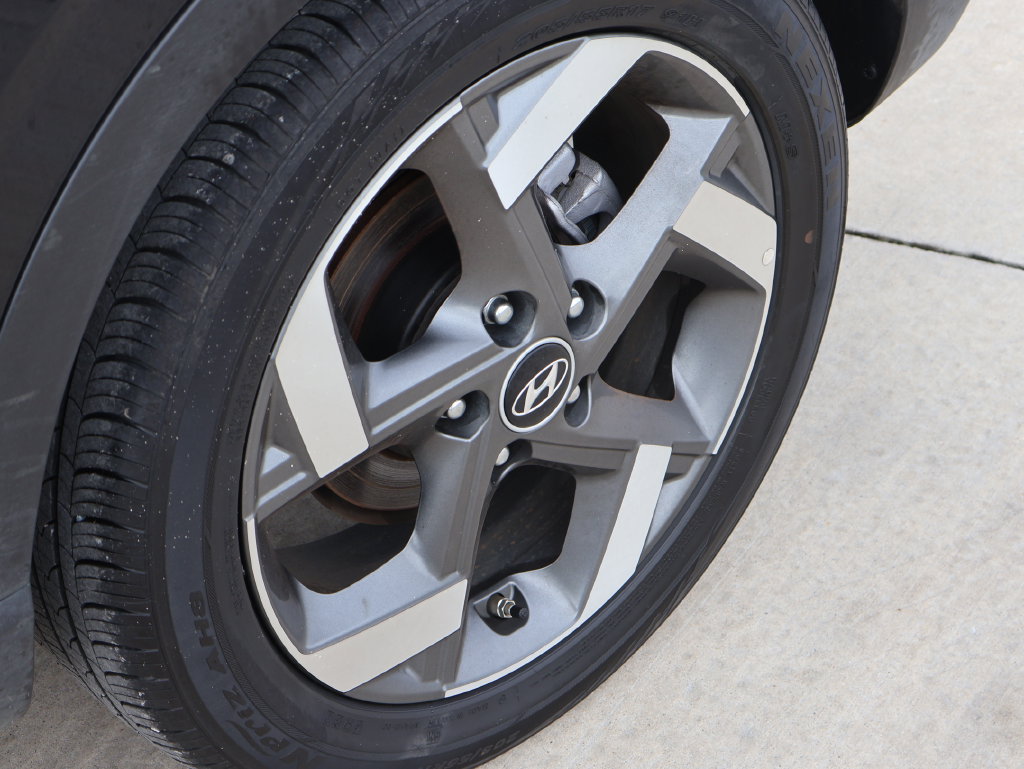 Used 2025 Hyundai Venue SEL FWD image 41