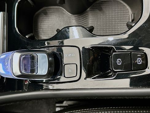 Used 2025 Volvo XC40 B5 Plus image 25