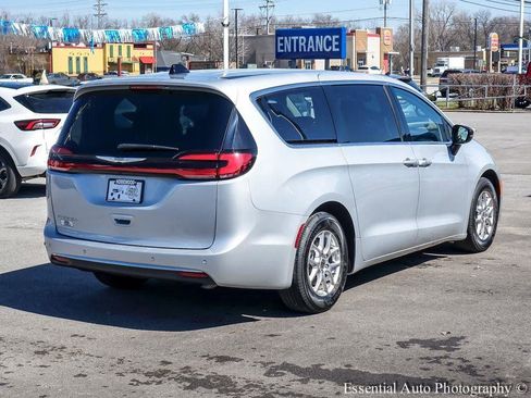 Used 2024 Chrysler Pacifica Touring-L image 8