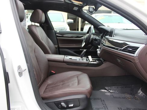 Used 2018 BMW 740i image 23