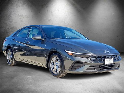 New 2026 Hyundai Elantra SE image 2