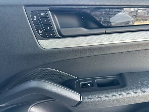Certified 2025 Porsche Cayenne AWD/4WD image 19