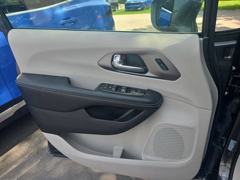 Used 2022 Chrysler Pacifica Touring-L FWD image 28