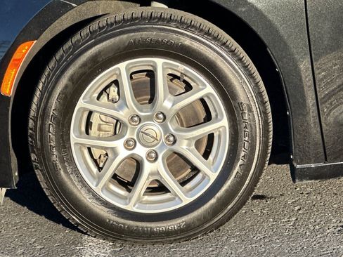 Used 2021 Chrysler Voyager Lxi image 11