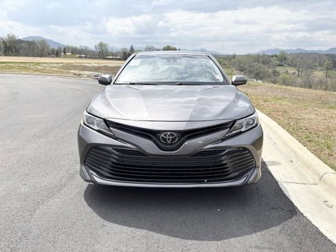 Used 2018 Toyota Camry LE image 2