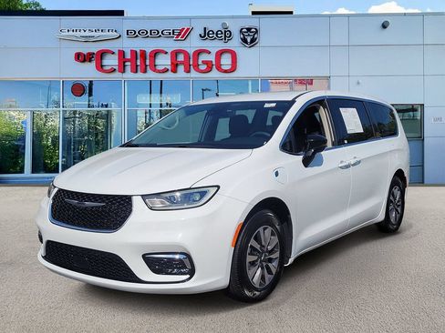Certified 2024 Chrysler Pacifica Limited FWD image 2