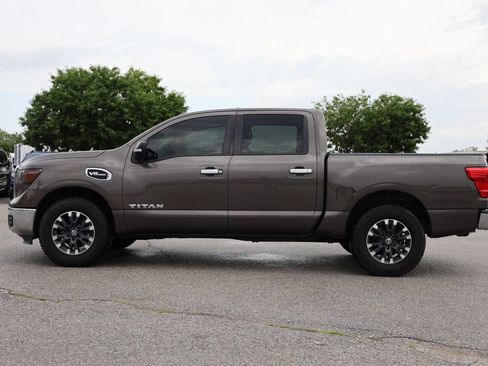 Used 2017 Nissan Titan SV AWD/4WD image 8