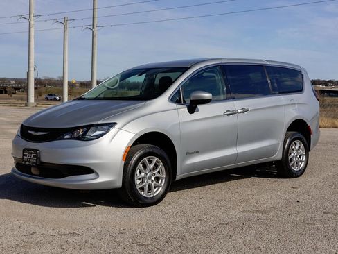 Used 2022 Chrysler Voyager LX image 3