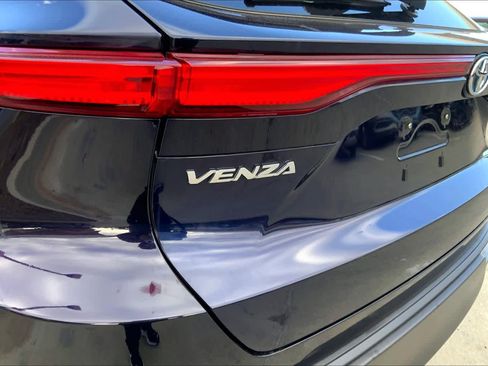 Used 2022 Toyota Venza LE image 32