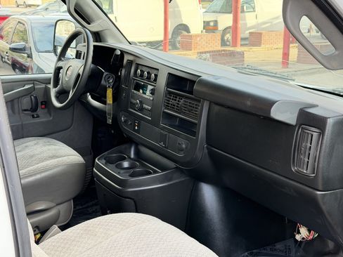 Used 2017 GMC Savana 2500 RWD image 18