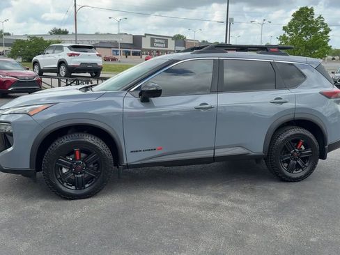 Used 2025 Nissan Rogue SV AWD/4WD image 3