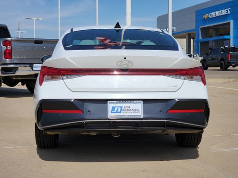 Used 2024 Hyundai Elantra Limited image 7