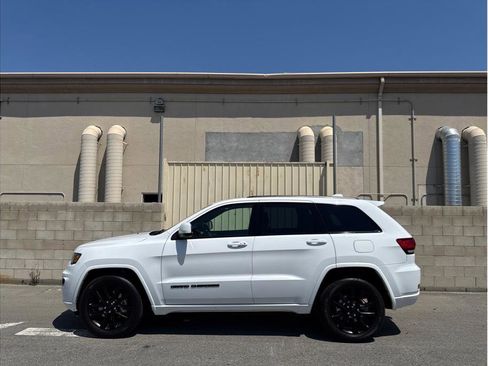 Used 2021 Jeep Grand Cherokee Laredo X image 23