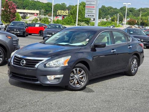 Used 2015 Nissan Altima 2.5 S w/ Sport Value Package FWD image 2